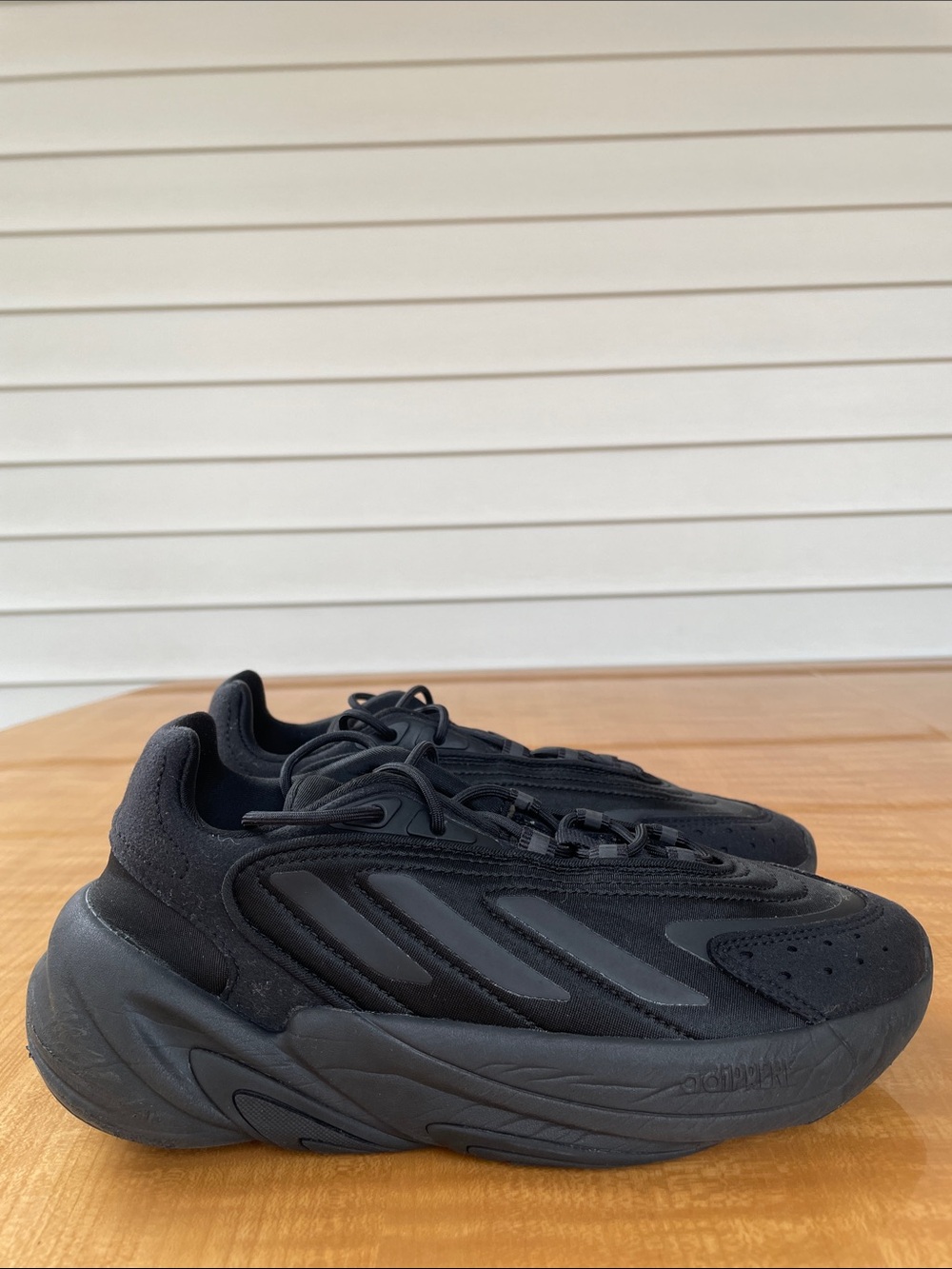 Adidas Kids Ozelia Black Low-Top Athletic Sneakers Size 4.5
